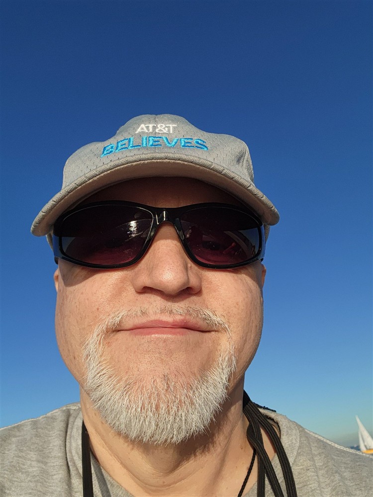 Con la gorra de AT&T Believes
