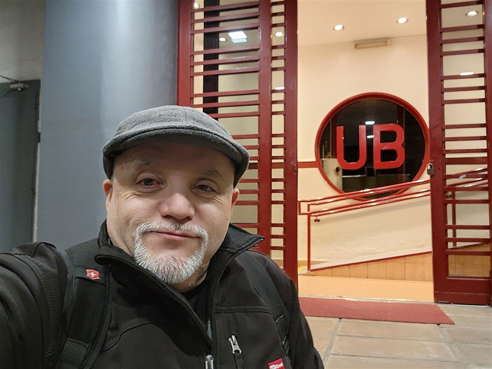Frente a la entrada de la UB